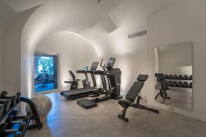 索伦托贝尔维塞林纳酒店的健身房设有数台跑步机和镜子