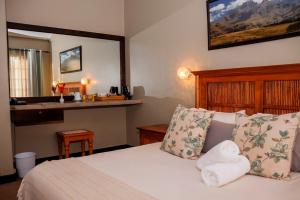 香槟谷耐斯特德拉肯斯山庄度假酒店的一间卧室配有带毛巾的床