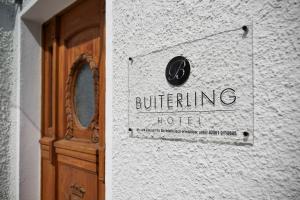 布里隆BUITERLING Hotel的木门旁边的酒店标志