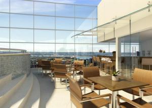 巴西利亚Flat Hotel Fusion com Varanda & Garagem A219的餐厅设有桌椅和大窗户。
