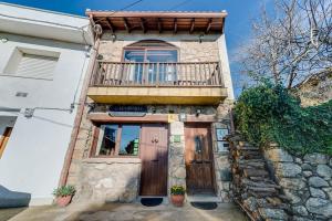 VillamielRestaurante & Casa Rural Boada的一座带木门和阳台的房子