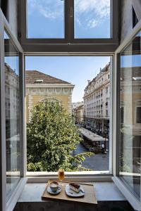 贝尔格莱德Maison Royale的享有城市街道景致的窗户。