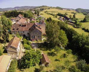 Villeneuve-sous-PymontGîte 2 du Château de Feschaux的村庄中一座古老房屋的空中景观