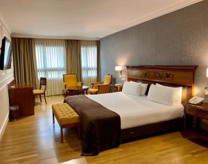 圣地亚哥－德孔波斯特拉欧洲之星阿拉瓜尼酒店的酒店客房带一张床、一张桌子和椅子
