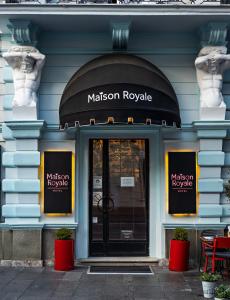 贝尔格莱德Maison Royale的一座带博物馆入口的建筑