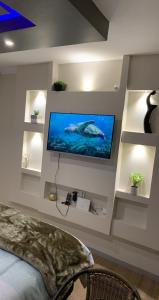 约翰内斯堡Made Guest House的客厅设有壁挂式平面电视。