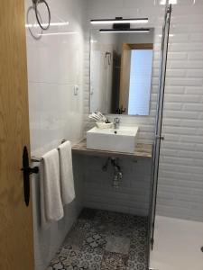 蒙帕亚Hotel Finca Alcamino的白色的浴室设有水槽和镜子