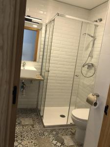 蒙帕亚Hotel Finca Alcamino的带淋浴、卫生间和盥洗盆的浴室