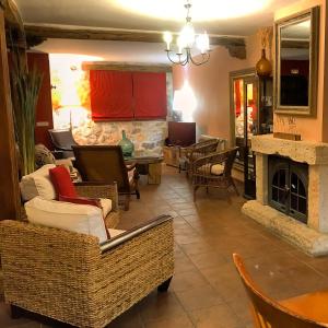 RomancosLa Noguera de Socasa的带沙发和壁炉的客厅