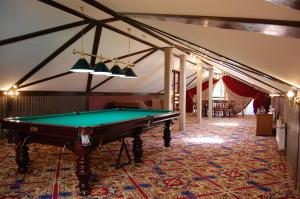 亚列姆切奥沙勒酒店的台球室,带绿色台球桌