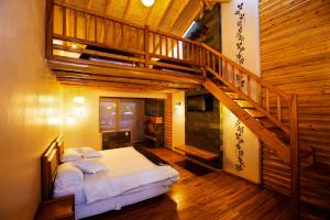 奥塔瓦洛卡瓦尼亚斯拉戈宾馆的一间卧室设有一张床和木制楼梯。