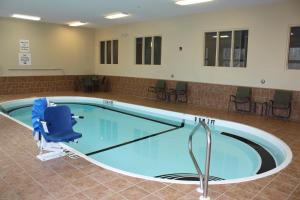 拉德洛勒德洛智选假日酒店的一个带椅子的游泳池