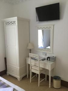 罗伊桥格伦史宾洛奇酒店的一间卧室配有书桌、镜子、书桌和椅子