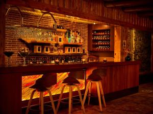 奥塔瓦洛卡瓦尼亚斯拉戈宾馆的一间酒吧,在一间房间里设有三把酒吧凳