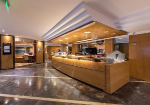 罗萨里奥索兰斯里维埃拉酒店的大楼内有长柜台的餐厅