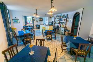 阿杰罗拉尼多德利雷酒店的一间配备有蓝色桌椅的用餐室