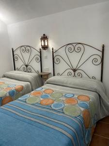 瓜迪克斯Cueva El Jaraiz的卧室内两张并排的床