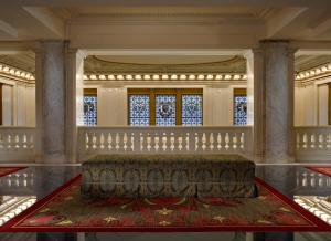 巴尔的摩摩纳哥巴尔的摩内港金普顿酒店的一间客厅,客厅里配有沙发,房间铺有地毯