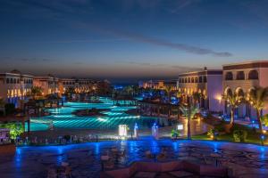 赫尔格达Sunrise Mamlouk Palace Resort的夜晚的城市景观