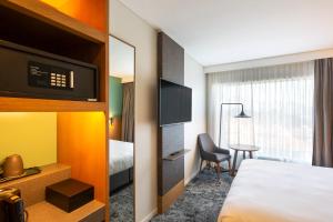 皇后镇Holiday Inn Express & Suites Queenstown, an IHG Hotel的配有一张床和一张书桌的酒店客房