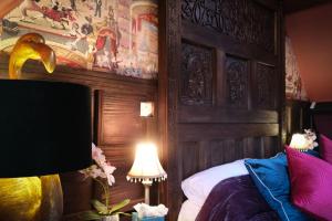 滨海索尔特本Brockley Hall Hotel的一间卧室配有一张带木制床头板的床
