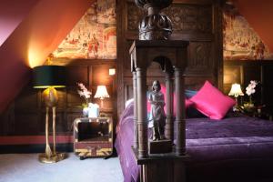 滨海索尔特本Brockley Hall Hotel的卧室配有带粉红色枕头的天蓬床