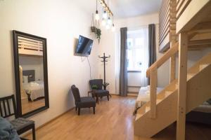 因斯布鲁克Cosy and Spacious Apartment in the heart of Innsbruck的一间设有楼梯和镜子的房间和一间卧室