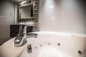 卢顿里塞酒店的一间带水槽和镜子的浴室