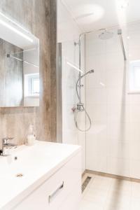 卡兰茨奥赫New Bay的带淋浴和盥洗盆的白色浴室