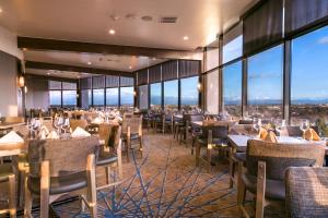 长滩长滩机场假日酒店的用餐室设有桌椅和窗户。