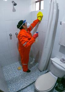 比亚埃尔莫萨马丹比亚埃尔莫萨贝斯特韦斯特酒店的穿着橙色跳跃服的人在浴室里