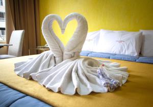 利马艾法罗力托酒店的床上用毛巾制成的天鹅