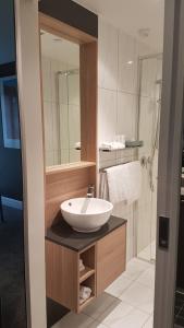 墨尔本奎斯特东墨尔本酒店的一间带水槽和镜子的浴室