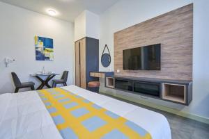 马六甲BotakCuteHomestay@Imperio Residence的一间酒店客房,配有一张大床和一台平面电视
