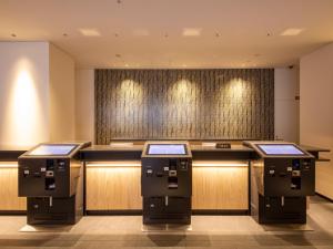 京都Hotel Keihan Kyoto Ekiminami的一家酒吧,有三台调制解调器