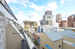 大阪River Side Namba 800的享有城市天际线美景,设有建筑