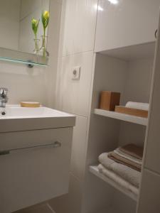 吉维尼巴蒂夫人住宅酒店的白色的浴室设有水槽和镜子