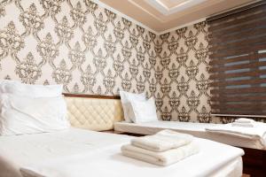 KokandRohat Hotel的酒店客房,配有两张带毛巾的床