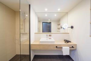 弗莱堡Black F House - Serviced Apartments的一间带水槽和镜子的浴室