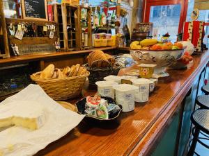 里昂乐布勒瓦迪尔酒店的面包和食物篮子的柜台