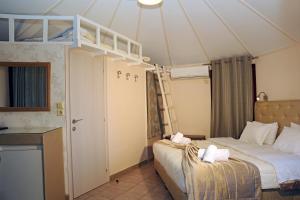 特尔斐克瑞萨露营客房及别墅的一间帐篷内带两张床的卧室