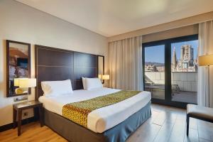 巴塞罗那欧洲之星丰碑酒店的酒店客房设有一张床和一个大窗户