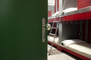 罗马罗马斯科特中心酒店的客房设有带梯子的双层床。