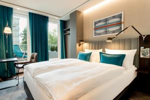 柏林柏灵中央火车站1号汽车旅馆的卧室配有带蓝色枕头的大型白色床
