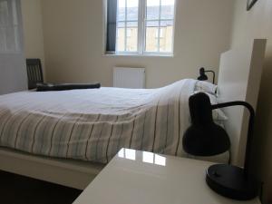 拉格比20 Nightingale Gardens, Coton Park, Rugby CV23 0WT的一间卧室配有一张床、一张书桌和一个窗户。