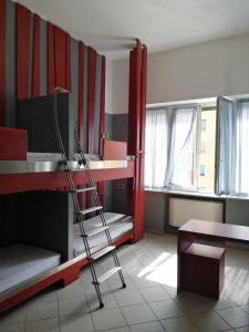 罗马罗马斯科特中心酒店的客房设有两张双层床和梯子