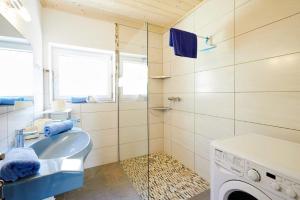 GrafenwegBettys Ferienwohnung的一间带水槽和洗衣机的浴室