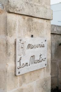 法萨诺马塞里亚圣马蒂诺酒店的建筑物一侧的标志