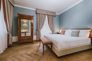 巴尼奥维尼奥尼阿尔伯格玛库奇旅馆的一间卧室配有一张大床和镜子