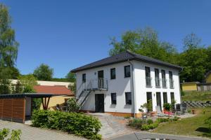 奥斯赛拜-塞林Stadtvilla Sommerfrische的黑色屋顶的白色房子